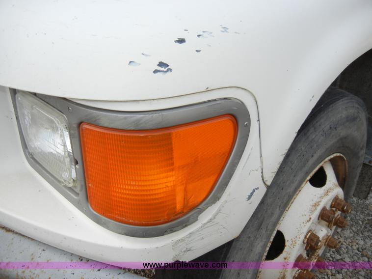 image for item A3432 1995 Ford F700 truck