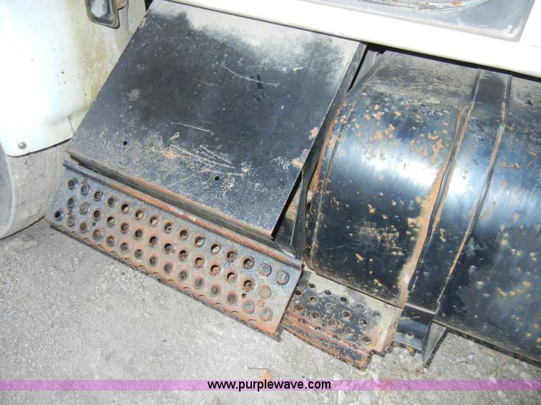 image for item A3433 1995 International 4700 truck