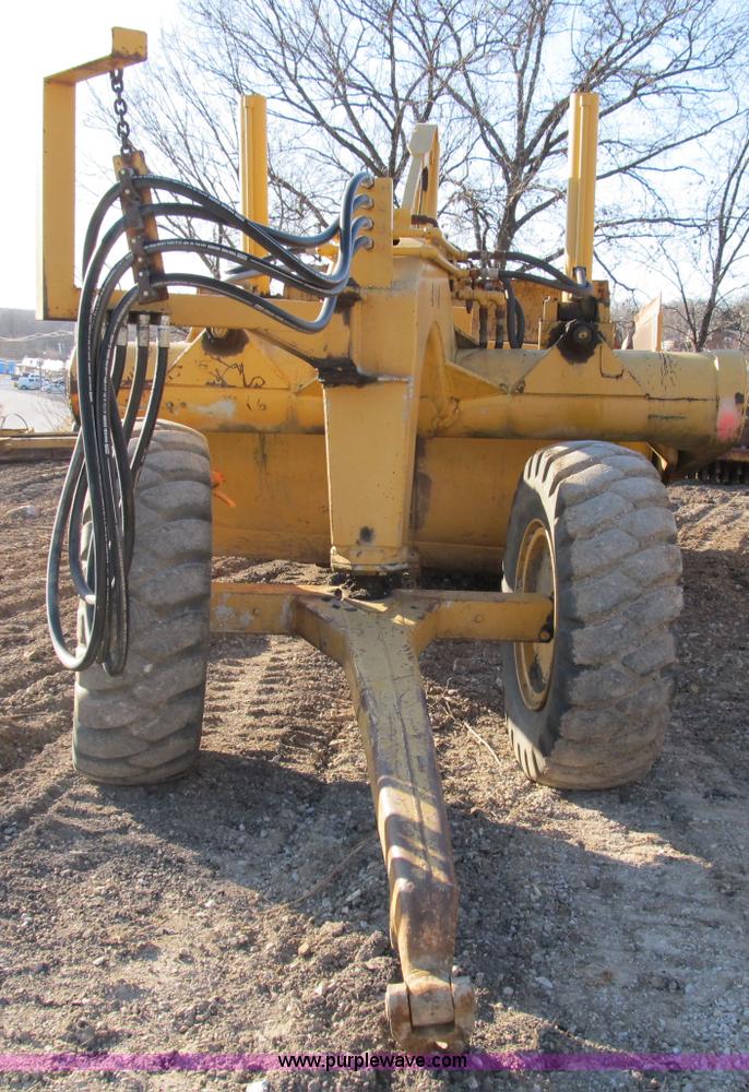 image for item B2575 Caterpillar 70 hydraulic scraper