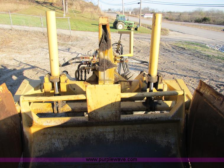 image for item B2575 Caterpillar 70 hydraulic scraper
