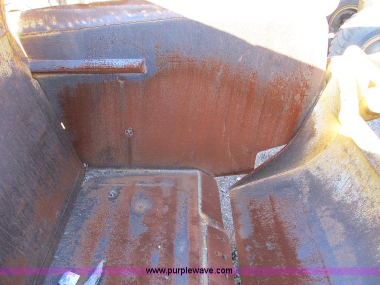 image for item B2575 Caterpillar 70 hydraulic scraper