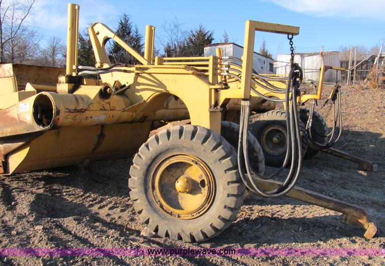 image for item B2575 Caterpillar 70 hydraulic scraper