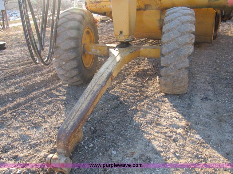 image for item B2575 Caterpillar 70 hydraulic scraper