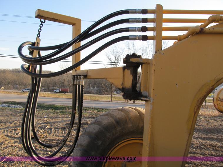 image for item B2575 Caterpillar 70 hydraulic scraper