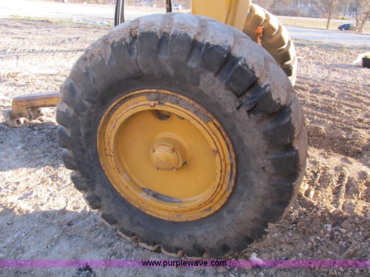 image for item B2575 Caterpillar 70 hydraulic scraper