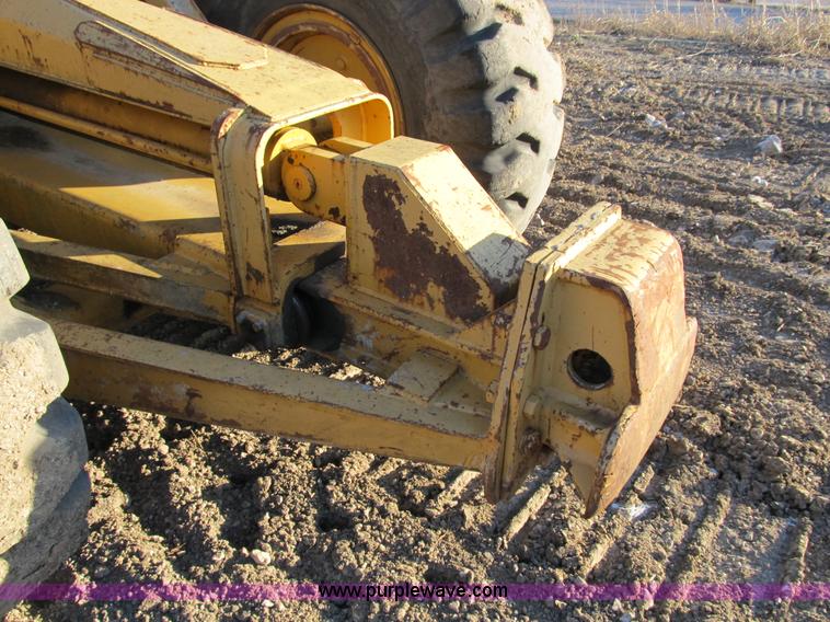 image for item B2575 Caterpillar 70 hydraulic scraper