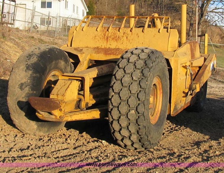 image for item B2576 Caterpillar 70 hydraulic scraper