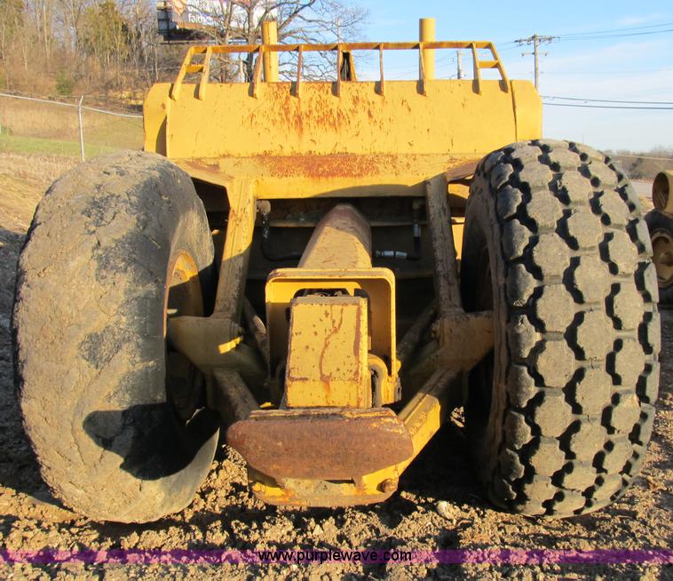 image for item B2576 Caterpillar 70 hydraulic scraper