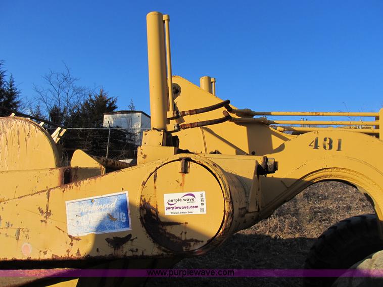 image for item B2576 Caterpillar 70 hydraulic scraper