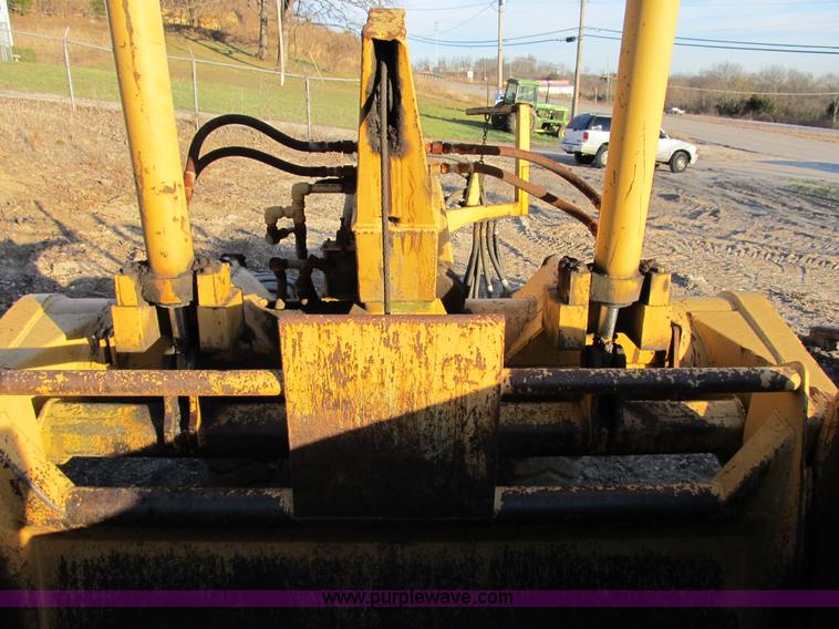 image for item B2576 Caterpillar 70 hydraulic scraper