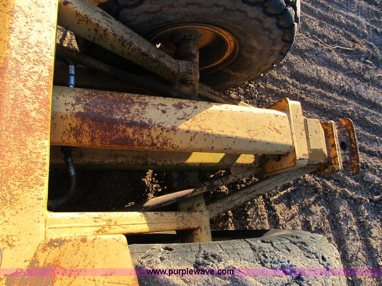 image for item B2576 Caterpillar 70 hydraulic scraper