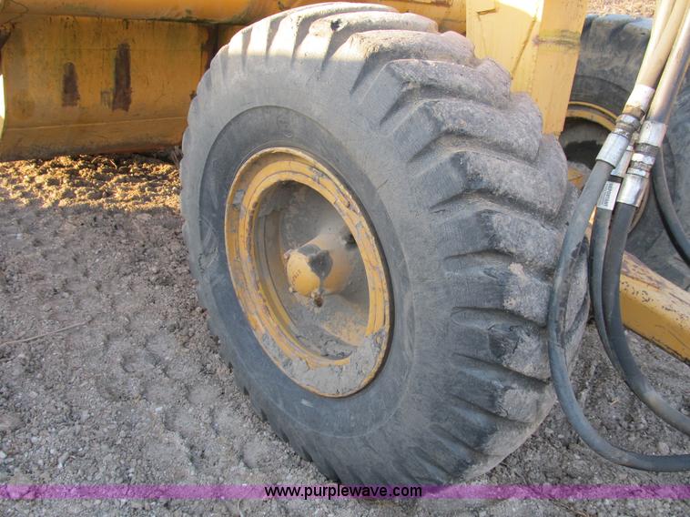 image for item B2576 Caterpillar 70 hydraulic scraper