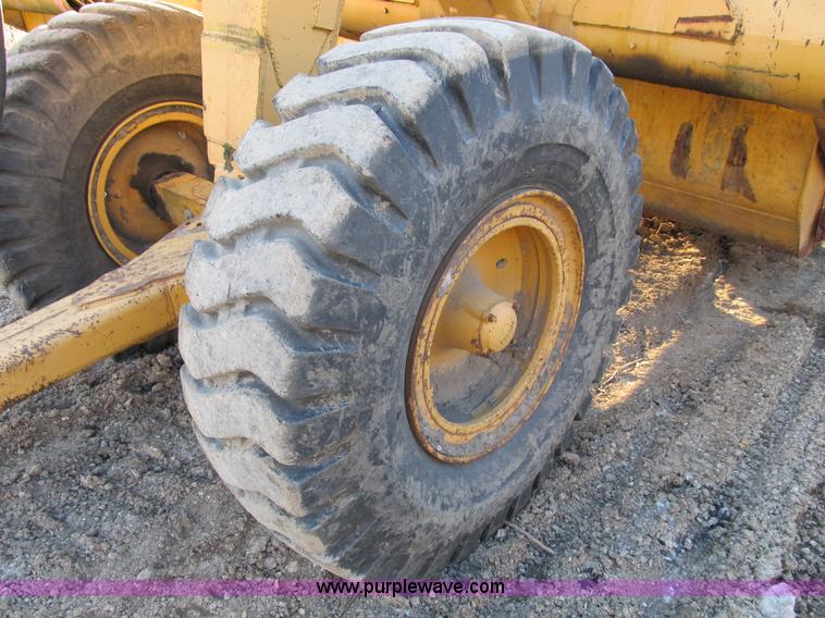 image for item B2576 Caterpillar 70 hydraulic scraper