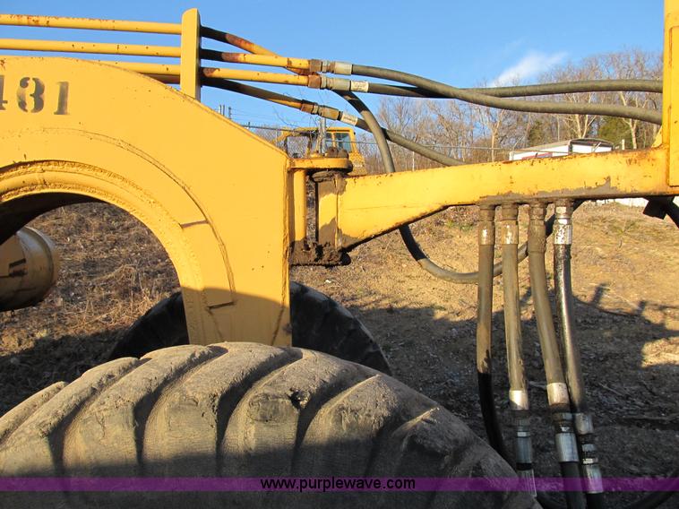 image for item B2576 Caterpillar 70 hydraulic scraper