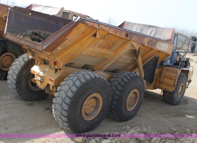 image for item B8781 2000 John Deere 350C 6x6 articulating dump truck