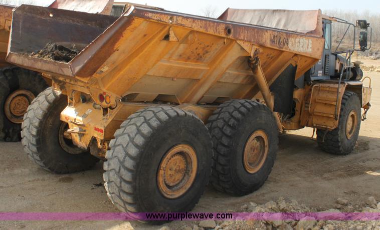 image for item B8781 2000 John Deere 350C 6x6 articulating dump truck