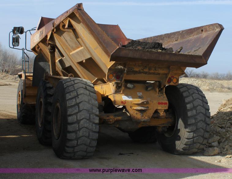 image for item B8781 2000 John Deere 350C 6x6 articulating dump truck
