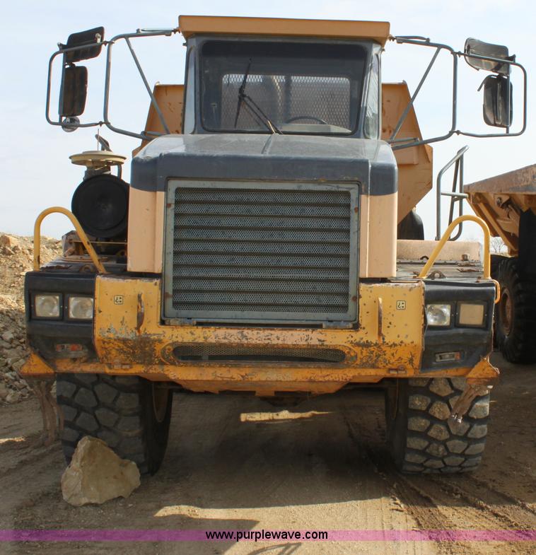 image for item B8781 2000 John Deere 350C 6x6 articulating dump truck
