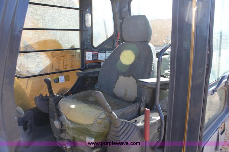 image for item B8782 2004 John Deere 450C-LC excavator
