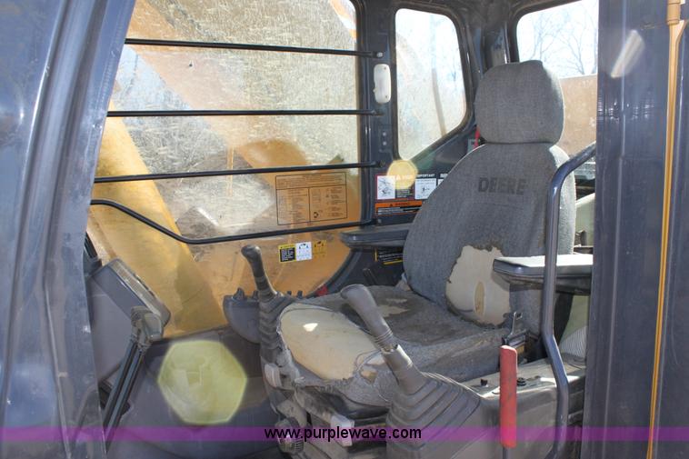 image for item B8782 2004 John Deere 450C-LC excavator