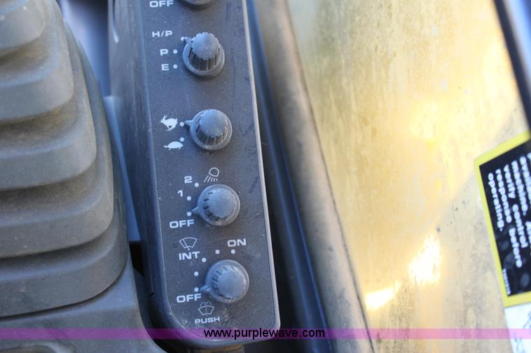 image for item B8782 2004 John Deere 450C-LC excavator