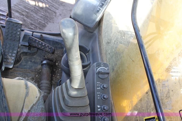 image for item B8782 2004 John Deere 450C-LC excavator