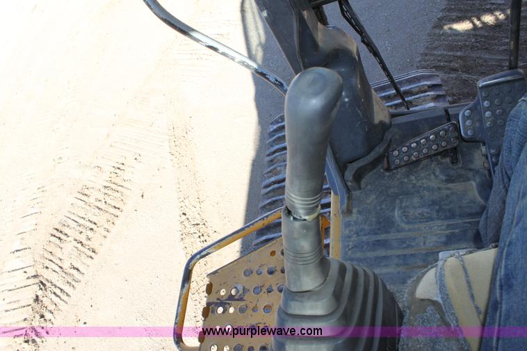 image for item B8782 2004 John Deere 450C-LC excavator