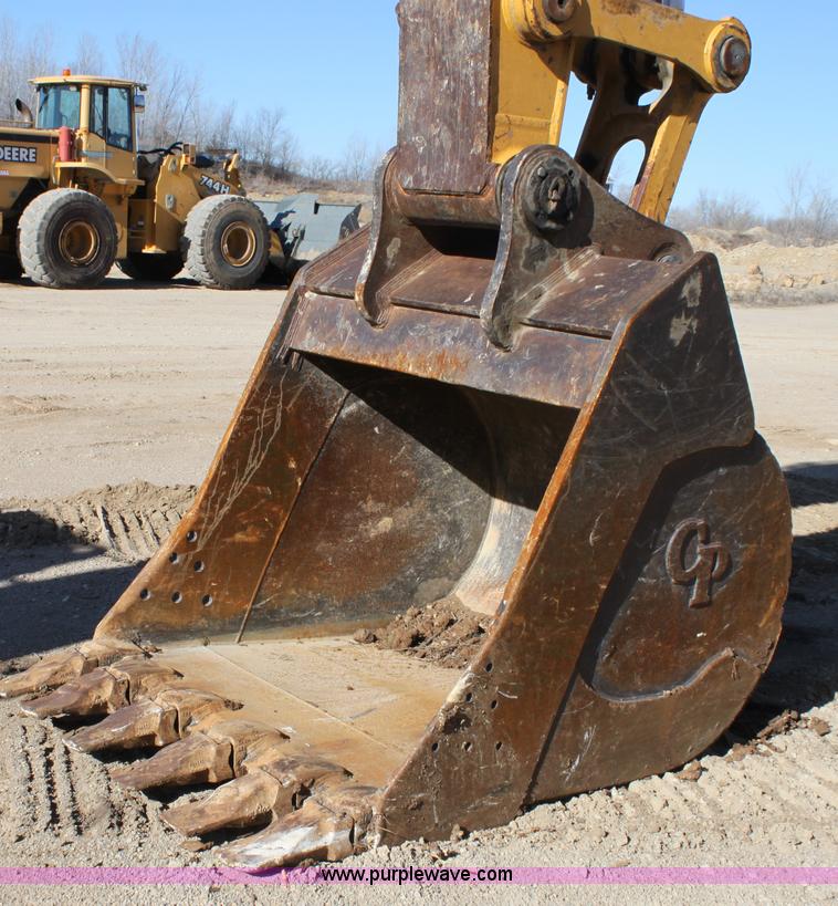 image for item B8782 2004 John Deere 450C-LC excavator