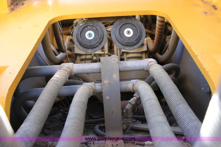 image for item B8782 2004 John Deere 450C-LC excavator