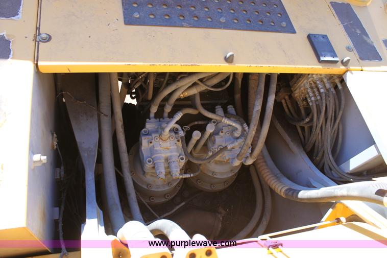 image for item B8782 2004 John Deere 450C-LC excavator