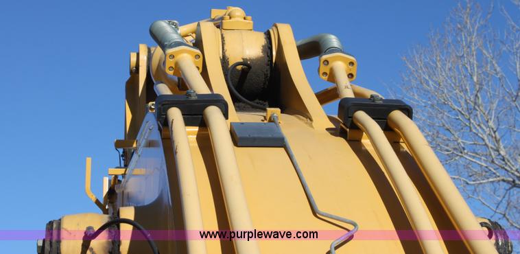 image for item B8782 2004 John Deere 450C-LC excavator