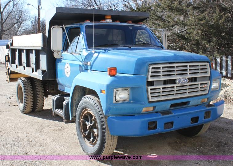 image for item B8842 1986 Ford F700 dump truck