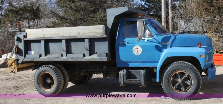 image for item B8842 1986 Ford F700 dump truck