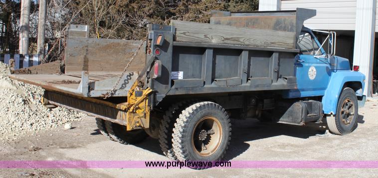 image for item B8842 1986 Ford F700 dump truck