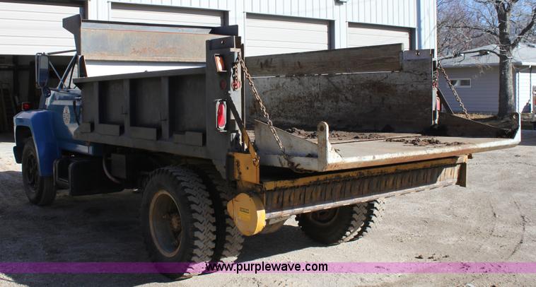 image for item B8842 1986 Ford F700 dump truck