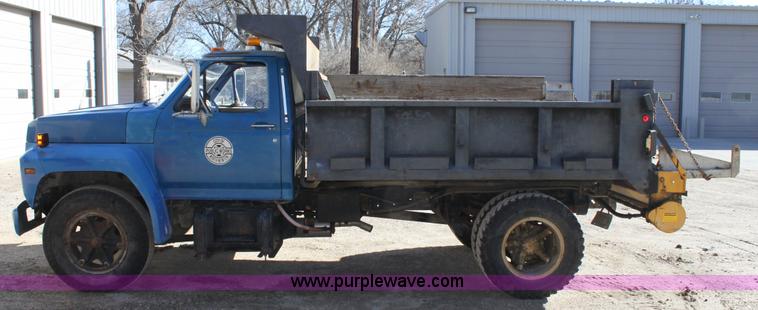 image for item B8842 1986 Ford F700 dump truck