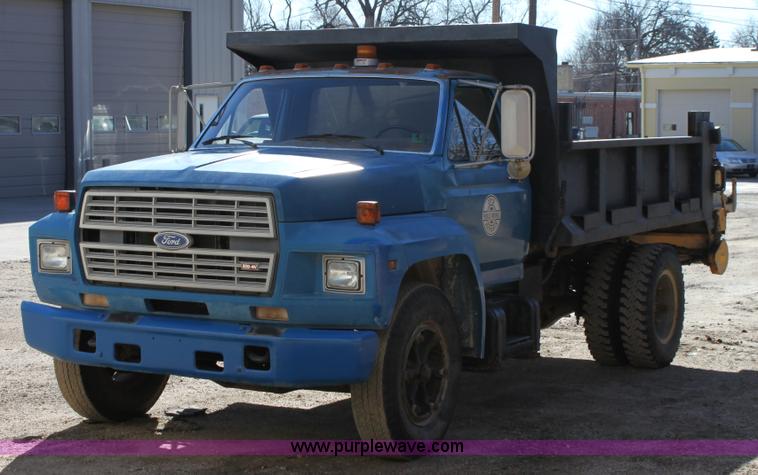 image for item B8842 1986 Ford F700 dump truck