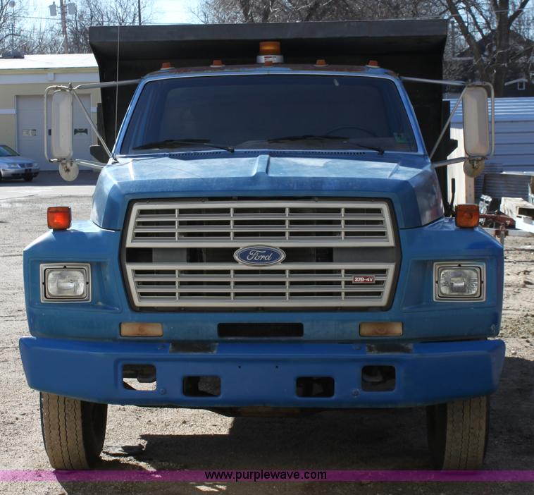 image for item B8842 1986 Ford F700 dump truck