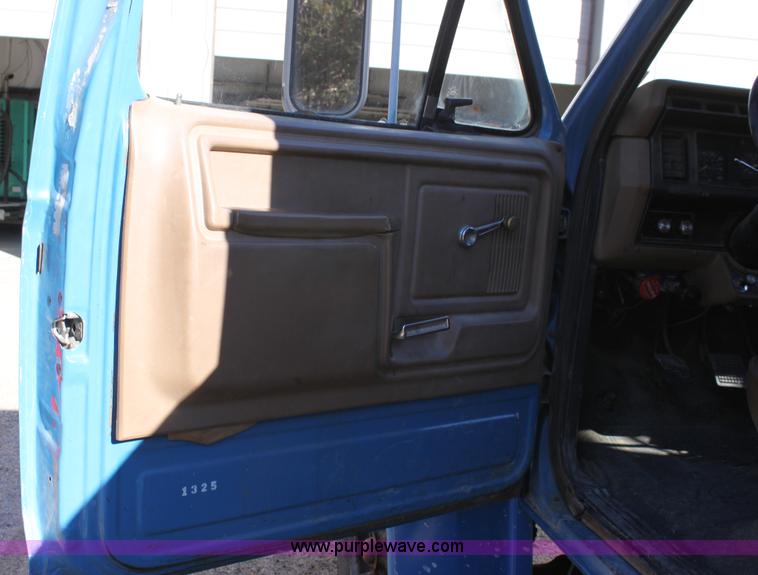 image for item B8842 1986 Ford F700 dump truck