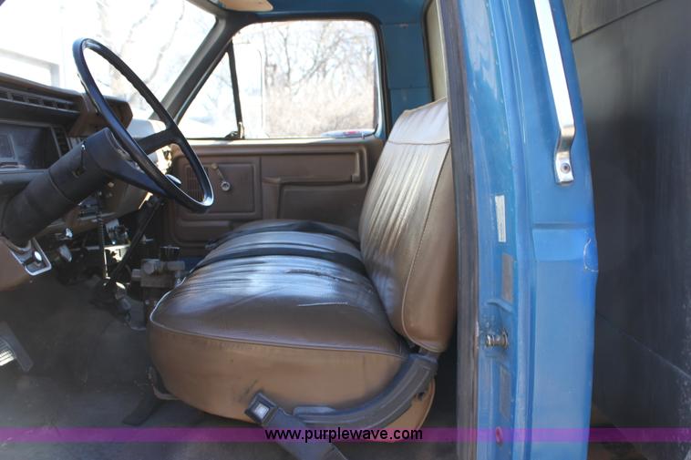 image for item B8842 1986 Ford F700 dump truck