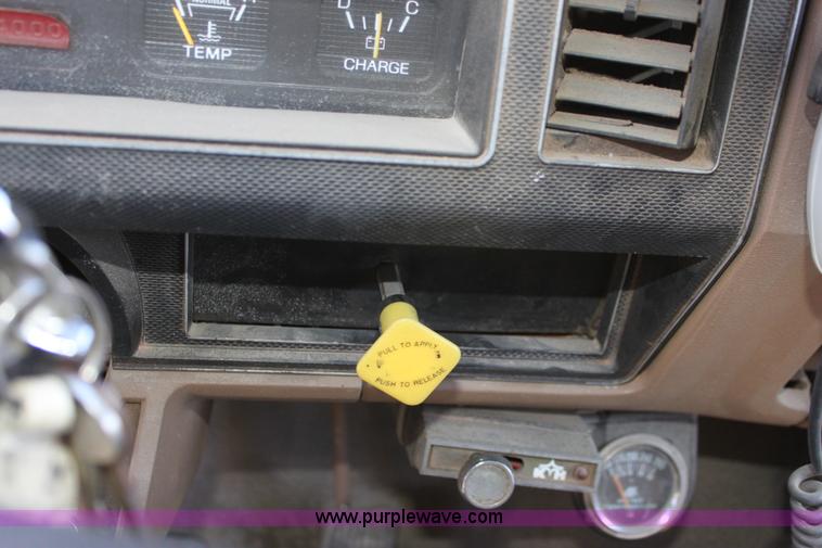 image for item B8842 1986 Ford F700 dump truck