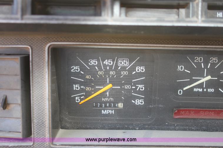 image for item B8842 1986 Ford F700 dump truck