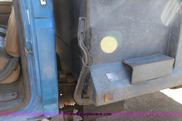 image for item B8842 1986 Ford F700 dump truck