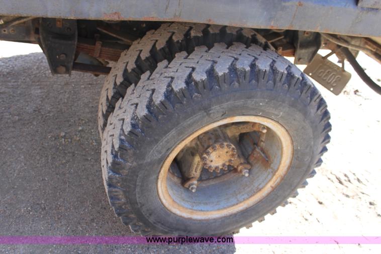 image for item B8842 1986 Ford F700 dump truck