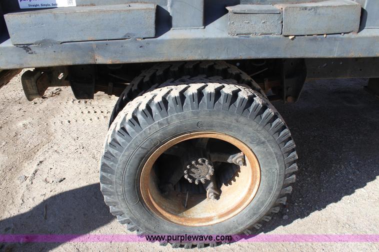 image for item B8842 1986 Ford F700 dump truck