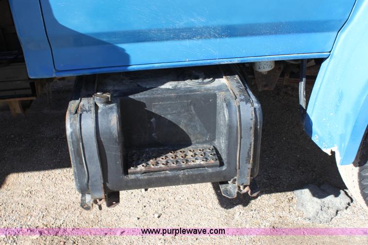 image for item B8842 1986 Ford F700 dump truck