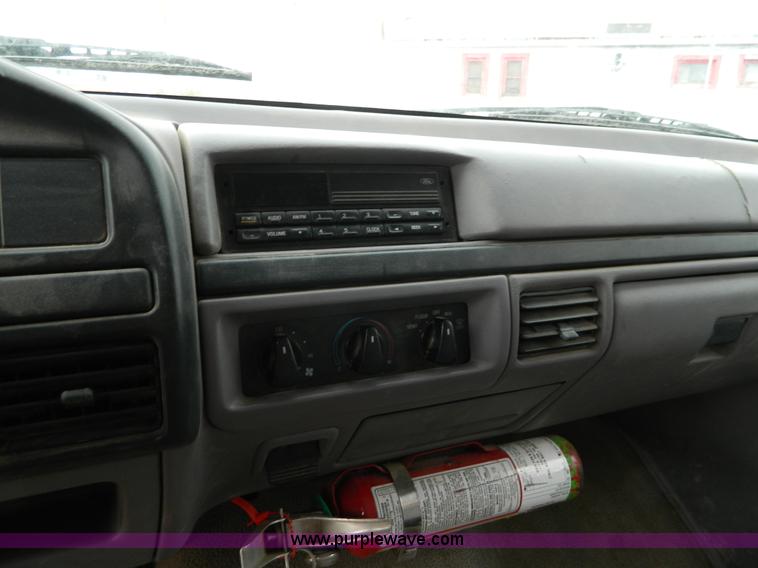 image for item D8734 1996 Ford F450 Super Duty dump truck