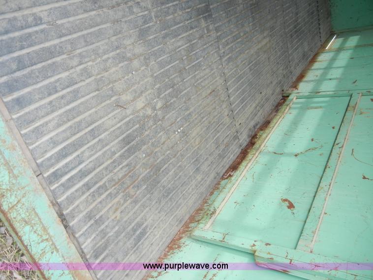 image for item A6696 1993 Rocky Mountain gooseneck stock trailer