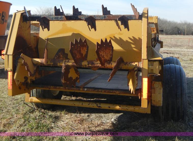 image for item A9975 Knight 1040 manure spreader