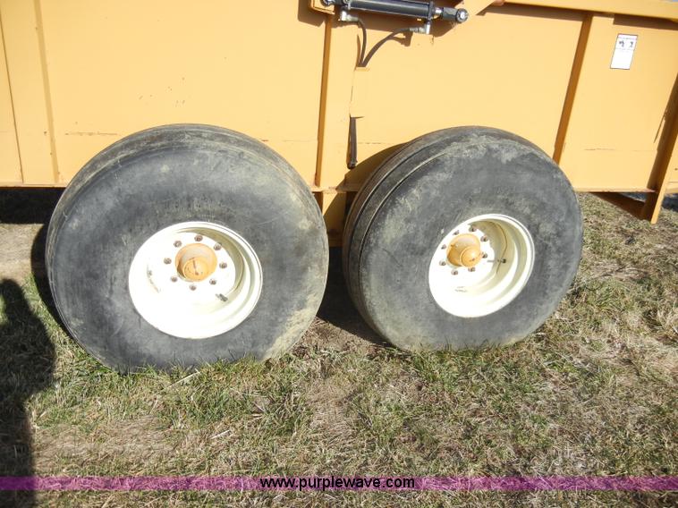 image for item A9975 Knight 1040 manure spreader